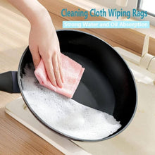 تحميل الصورة في عارض المعرض، Person using a pink cleaning cloth to wipe grease from a frying pan, showcasing strong water and oil absorption capabilities.