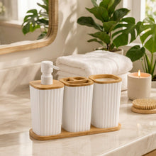 تحميل الصورة في عارض المعرض، Three-piece bathroom set with ribbed white ceramic containers and light wood lids, shown on a marble countertop with Turkish text overlays and a mirror in the background.