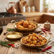 تحميل الصورة في عارض المعرض، Gold-colored double-handled metal serving dishes shown on a dark surface, with two hands holding one dish containing fried chicken pieces. Chinese text appears at the top describing the double-ear design and easy handling.
