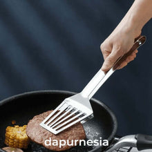 تحميل الصورة في عارض المعرض، Person using a spatula to cook meat in a pan with 'dapurnesia' branding.
