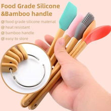 تحميل الصورة في عارض المعرض، Set of silicone and bamboo utensils held by a hand with product features listed.
