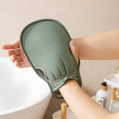 Exfoliating loofah glove in green, perfect for effortless skin massage and daily exfoliation.