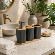 تحميل الصورة في عارض المعرض، Three-piece bathroom set including a soap dispenser and two canisters in dark gray ribbed ceramic with light wood lids, displayed on a wooden tray in a bathroom setting with Turkish text overlays.
