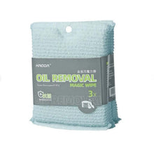 تحميل الصورة في عارض المعرض، Oil removal magic wipe with packaging on a white background

