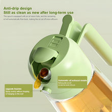تحميل الصورة في عارض المعرض، Close-up of a green oil bottle and measuring cup with a clear glass container, showing the oil spout dispensing amber oil. Text highlights anti-drip design, long-term cleanliness, upgraded nozzle, and automatic oil exhaust nozzle.
