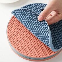تحميل الصورة في عارض المعرض، Honeycomb Non Slip Coasters - Set of 2 Multifunctional Silicone Pad

