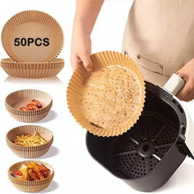 تحميل الصورة في عارض المعرض، Person using non-stick disposable air fryer paper liners in an air fryer, showcasing the paper liners with various foods and a 50PCS pack.
