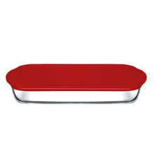 تحميل الصورة في عارض المعرض، Heat resistant glass tray with red plastic lid, ideal for baking and storage, 1.9 L capacity.
